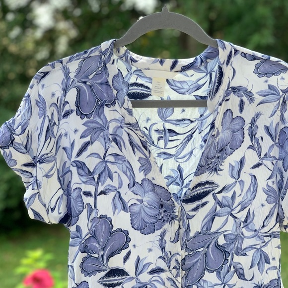 H&M Blue & White Floral Print Rayon Top w/ Cuffed Sleeves & Notched Neck size 8 - Picture 9 of 12